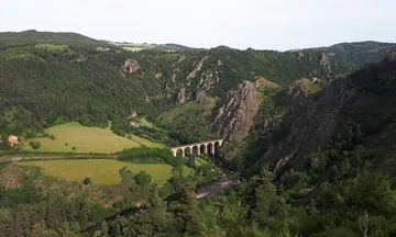 Les gorges de l'Allier et son viaduc, encaissés dans le basalte