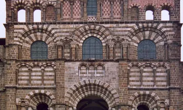 La façade de la cathédrale Notre-Dame du Puy-en-Velay et son grand escalier