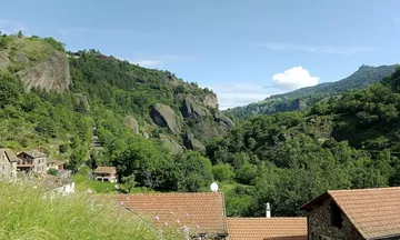 Les toits de Monistrol-d'Allier au pied des falaises de basalte