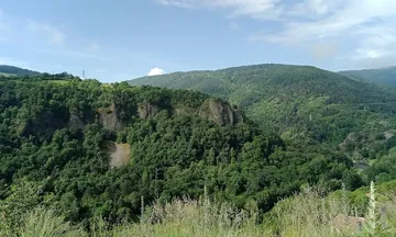 Le rocher du Pain de Sucre dominant la vallée à Monistrol-d'Allier